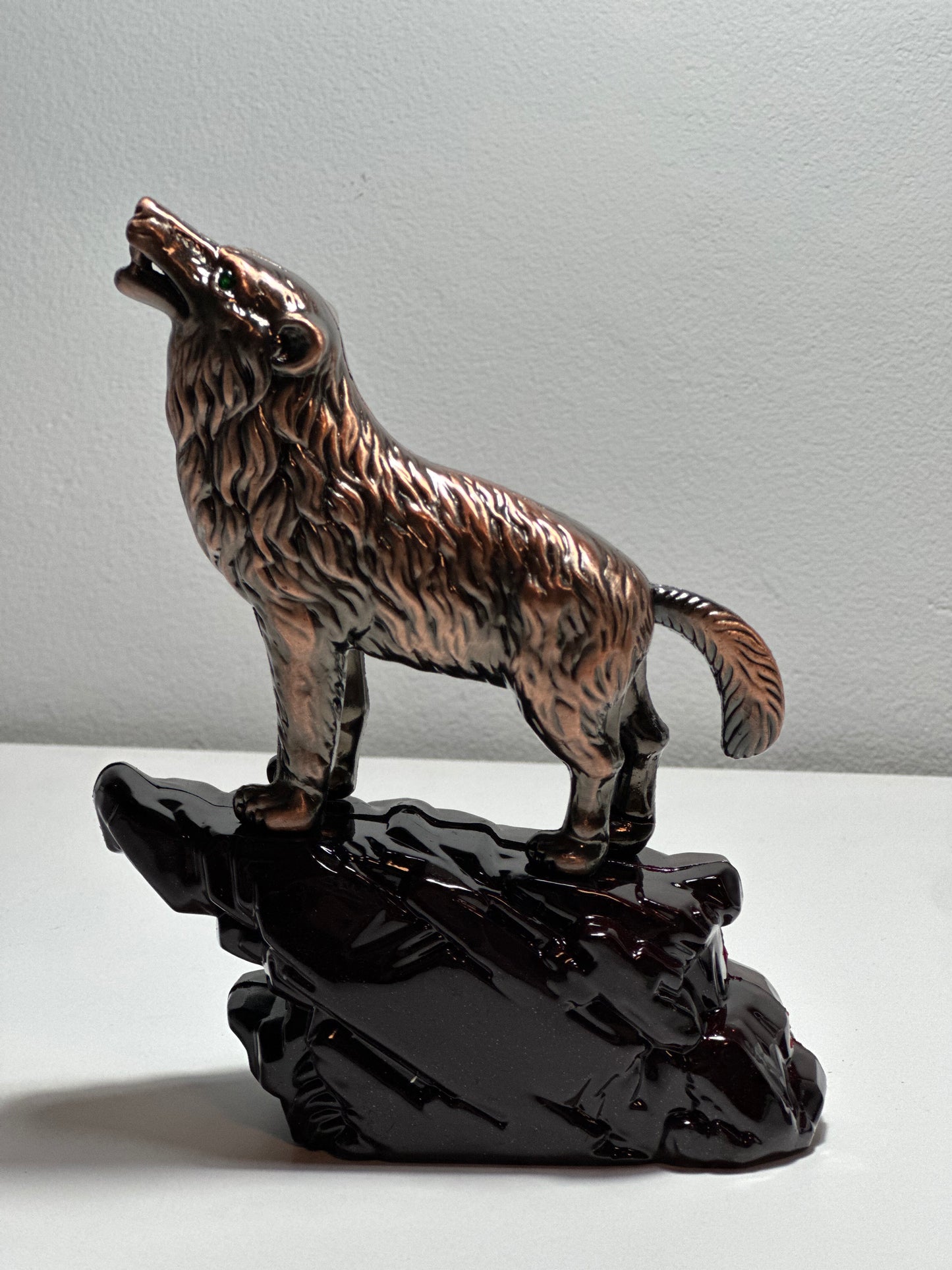 Unique Bronze Lighter with Wolf Howling at the Moon - Limited Edition - SimsonStore