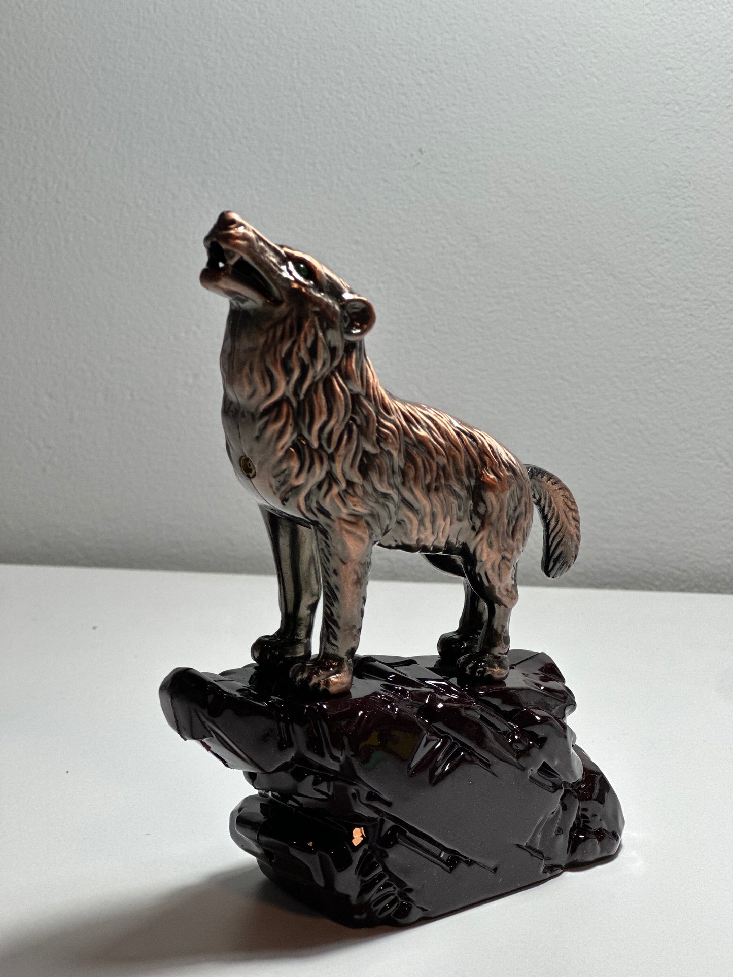 Unique Bronze Lighter with Wolf Howling at the Moon - Limited Edition - SimsonStore